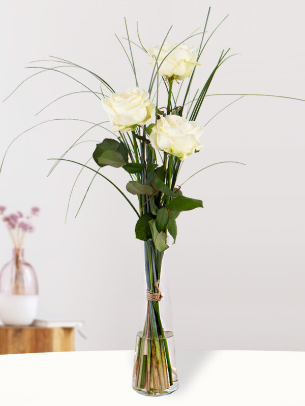 Drie witte rozen - premium rozen + glasvaas Debbie